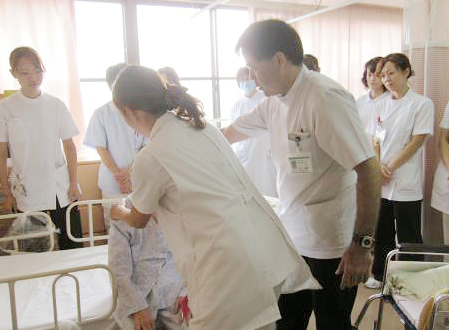 カンファレンス場面(看護師・介護士への伝達)